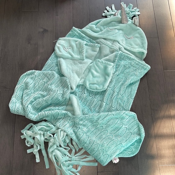 5/$10 unicorn blanket wrap. - Picture 1 of 5
